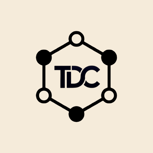 Logo TUTODECODE — badge crème, hexagone sombre, lettres TDC